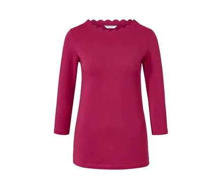 Himbeerrotes Shirt mit 3/4-Arm und gewelltem Kragen.
