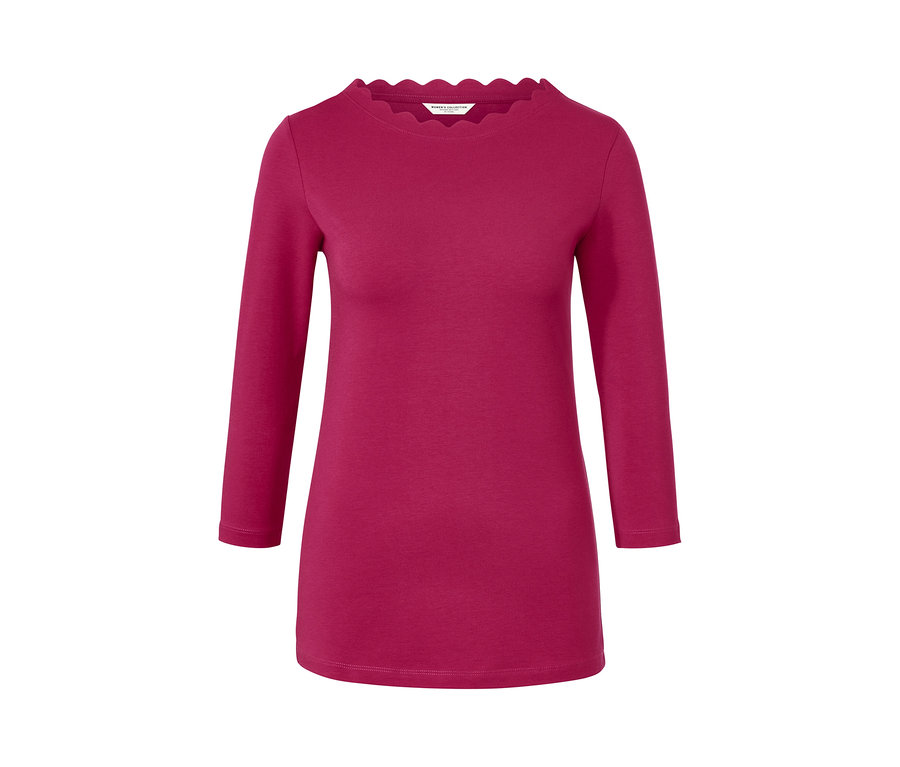 Himbeerrotes Shirt mit 3/4-Arm und gewelltem Kragen.
