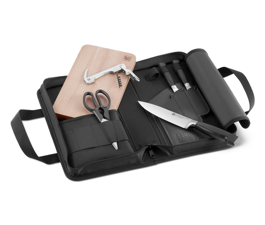 Geöffnete schwarze ZWILLING Messer-Traveller-Set Tasche mit Messern, Schere, Korkenzieher und Schneidebrett.