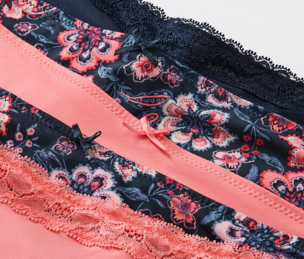 Detailansicht von fünf blauen Pantys.