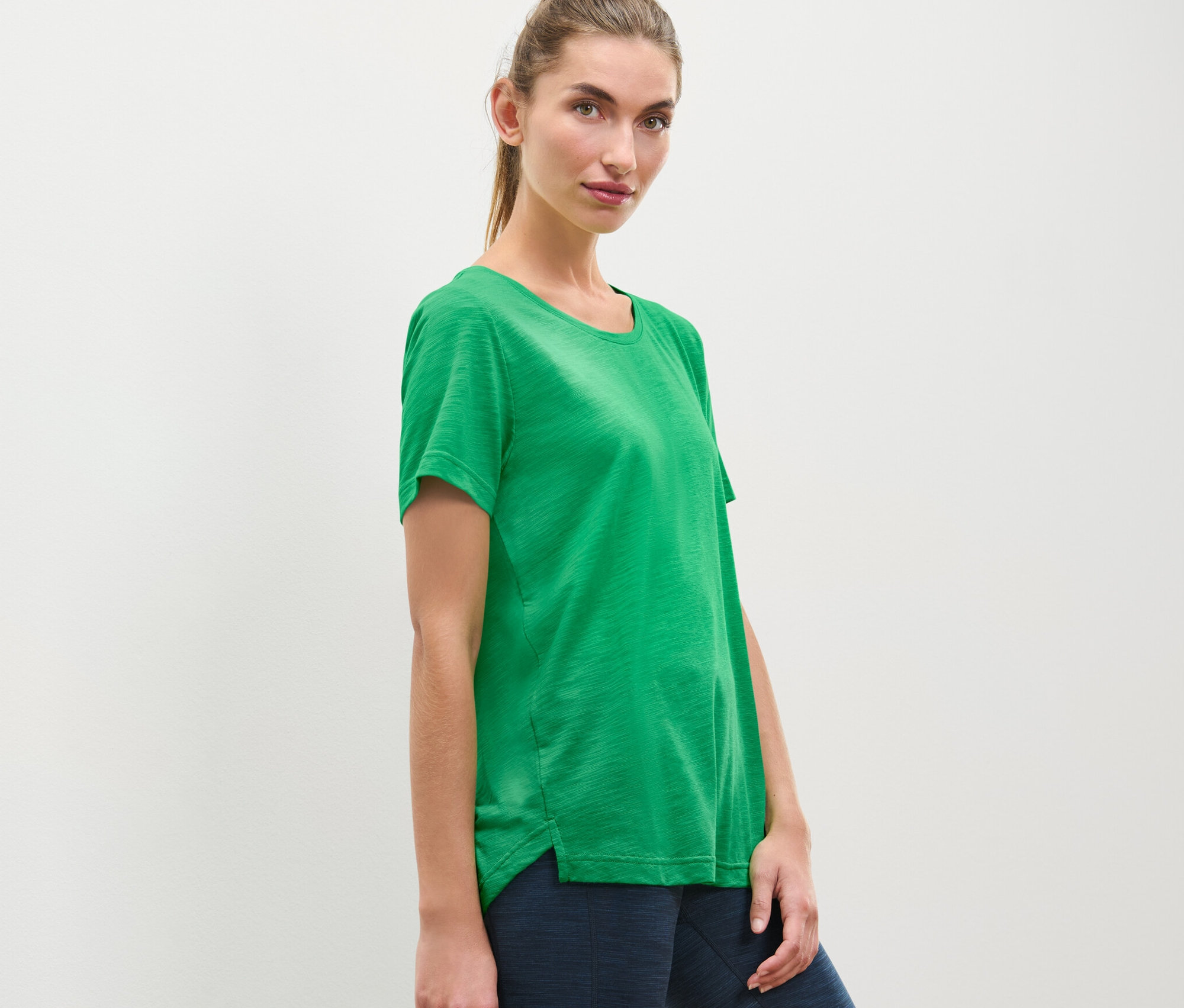 Frau posiert in Sportshirt.