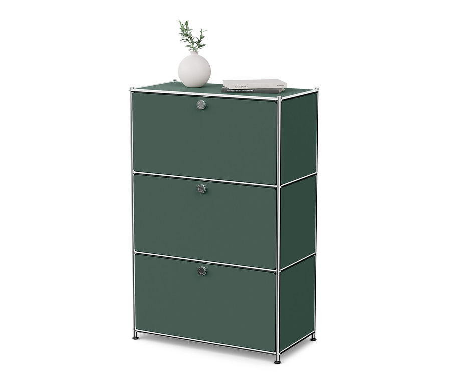 Olivgrüne Kommode Metall »CN3« mit 3 Klappfächern. Auf der Kommode stehen eine Vase mit Pflanze und ein Buch.