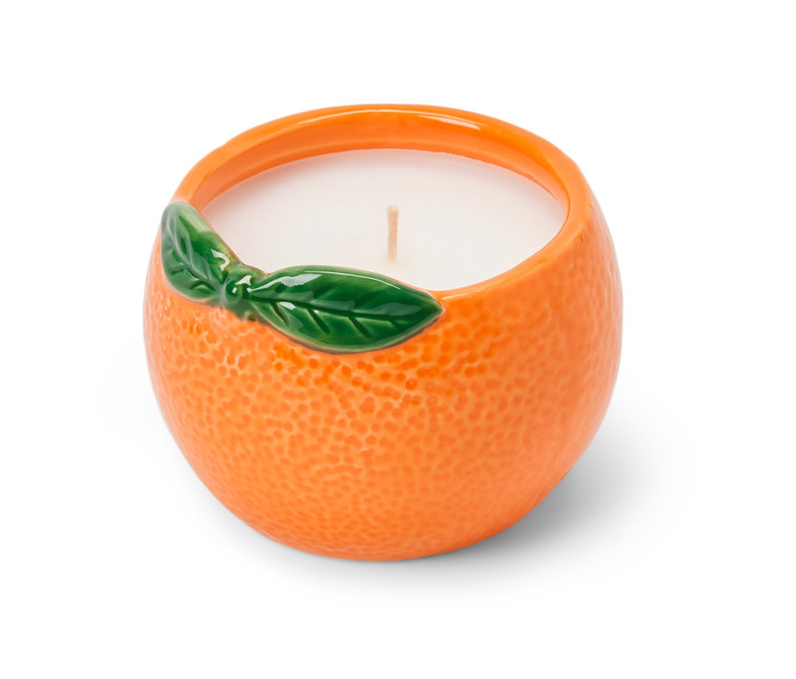 Citronellakerze in einer orangefarbenen Schale.