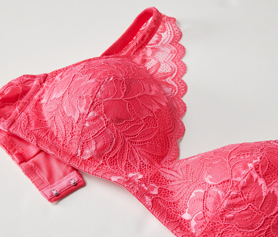 Detailaufnahme eines roten Softschalen-BHs mit Spitze.