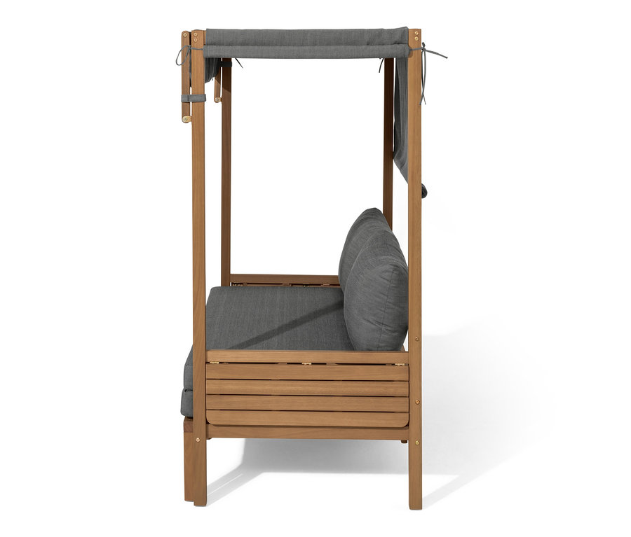 Seitenansicht des Lounge-Strandkorbs »Tinus« mit ausziehbarem Fußteil und grauen Kissen.
