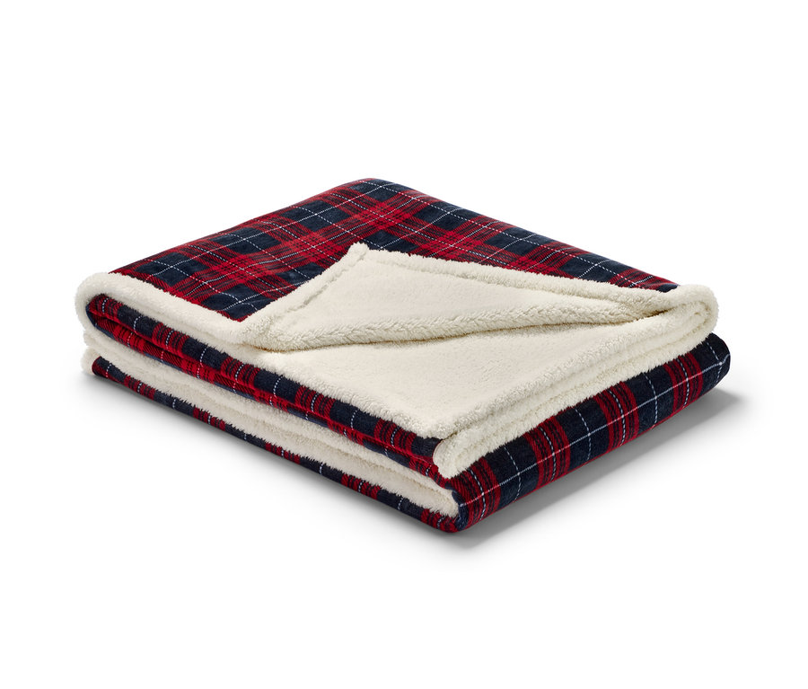 Zusammengelegte Wende-Kuscheldecke mit rot-blau-weiß kariertem Muster und cremefarbenem Sherpa-Futter.