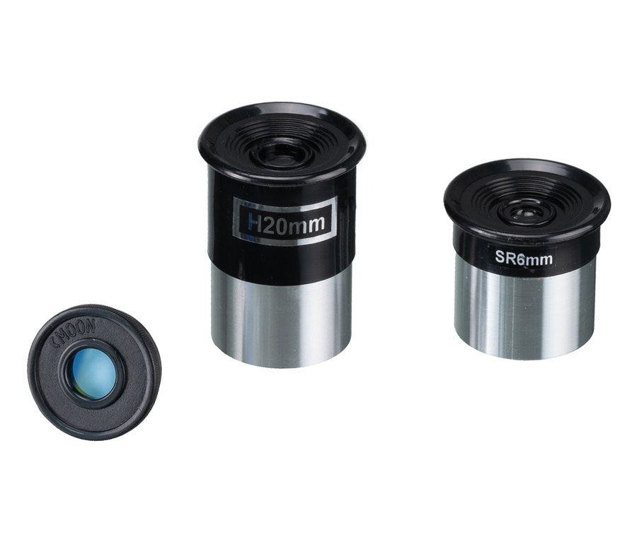 Zwei Teleskop-Okulare und ein Filter auf weißem Hintergrund. Eines der Okulare gehört zum NATIONAL GEOGRAPHIC 76/350 Teleskop mit Mondfilter.