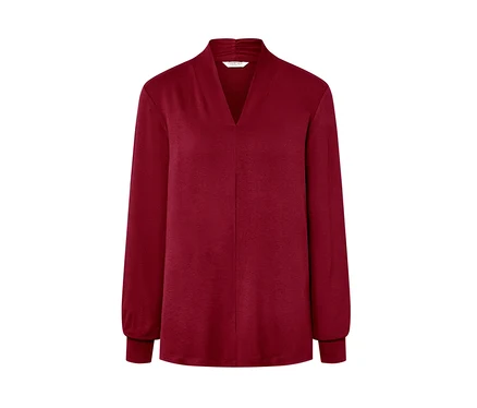 Bordeauxrotes Langarmshirt mit V-Ausschnitt.