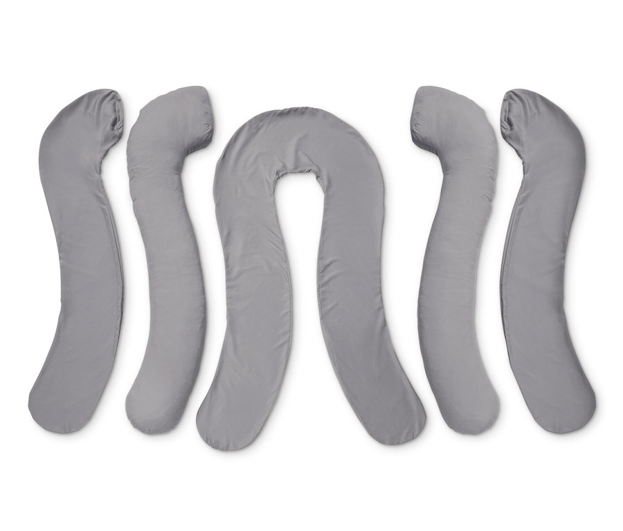 Ein graues Multifunktionskissen XXL in U-Form und zwei kleinere Kissen in J-Form.