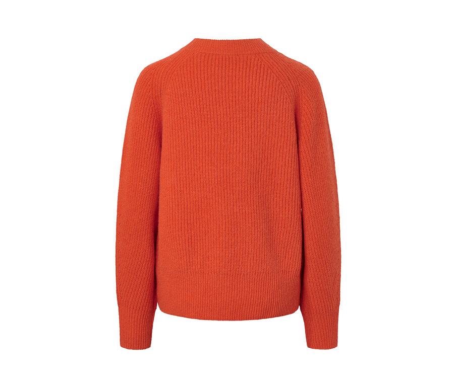 Detailansicht eines orangefarbenen Strickpullovers.