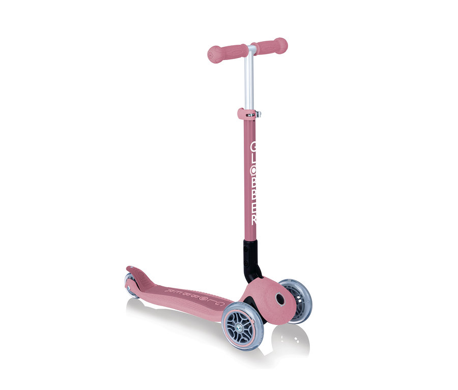 Ein GLOBBER Roller »GO-UP Foldable Plus Eco«, Beere, vor einem weißen Hintergrund.