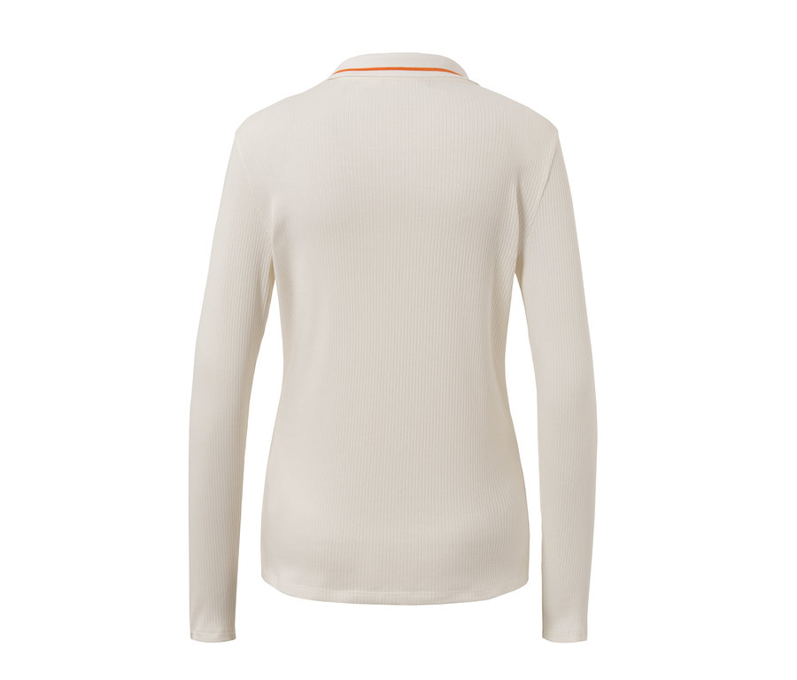 Beige geripptes Poloshirt mit langen Ärmeln und orangefarbenem Rand am Kragen.