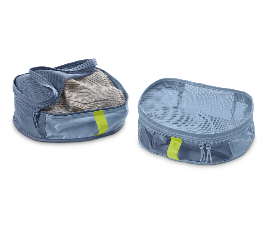 Zwei blaue Rucksack-Organizer, einer mit braunem Pullover, der andere mit weißen Kabeln.