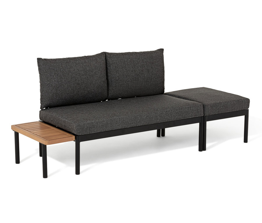 Ein Balkon-Lounge-Set »Elin« mit dunkelgrauen Polstern und einem hölzernen Beistelltisch.