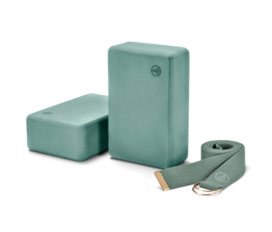 Zwei Yoga-Blöcke und ein Yoga-Gurt aus dem Yoga-Set, alles in Türkis.