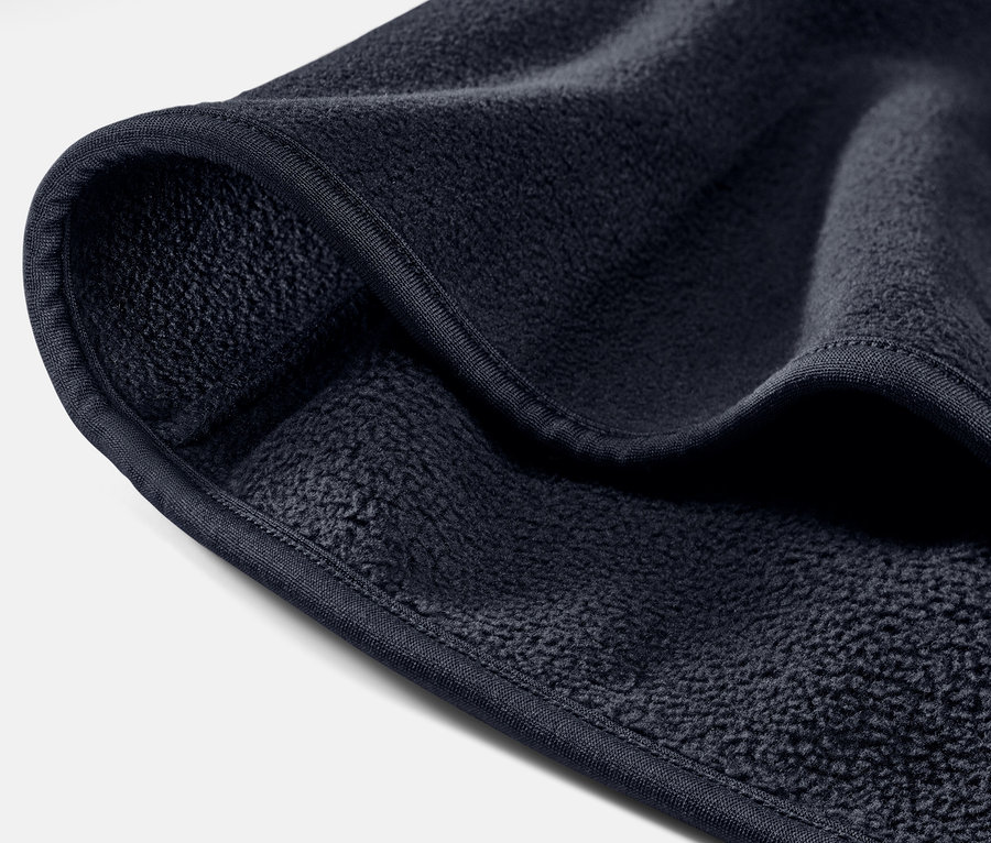 Detailaufnahme eines marineblauen Fleece-Troyers.