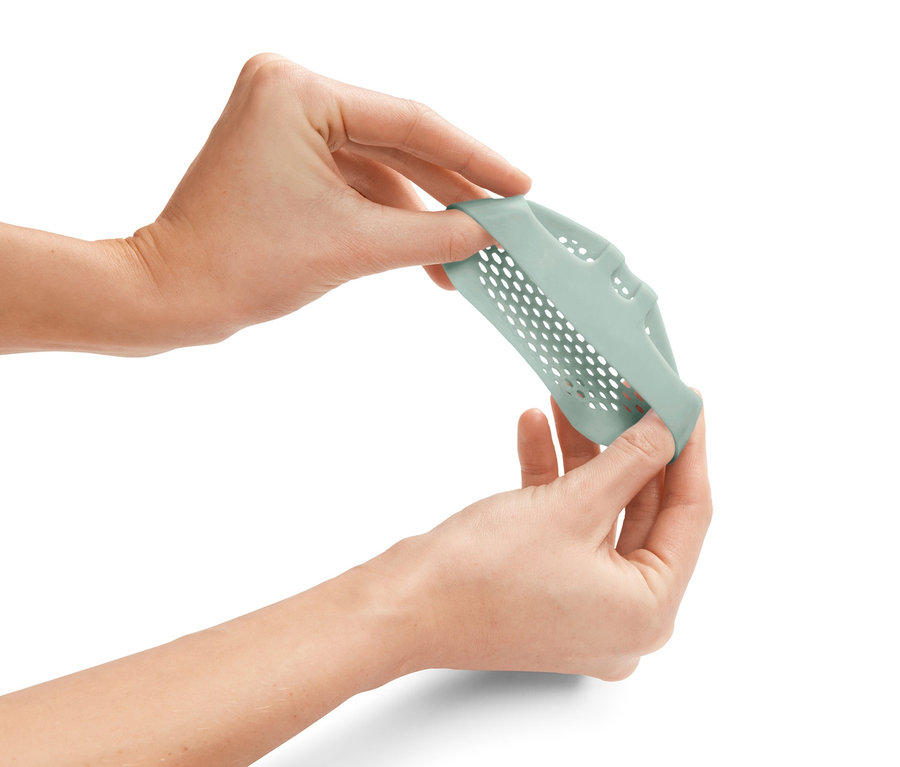 Hände dehnen hellgrüne 2 Ballenpolster.