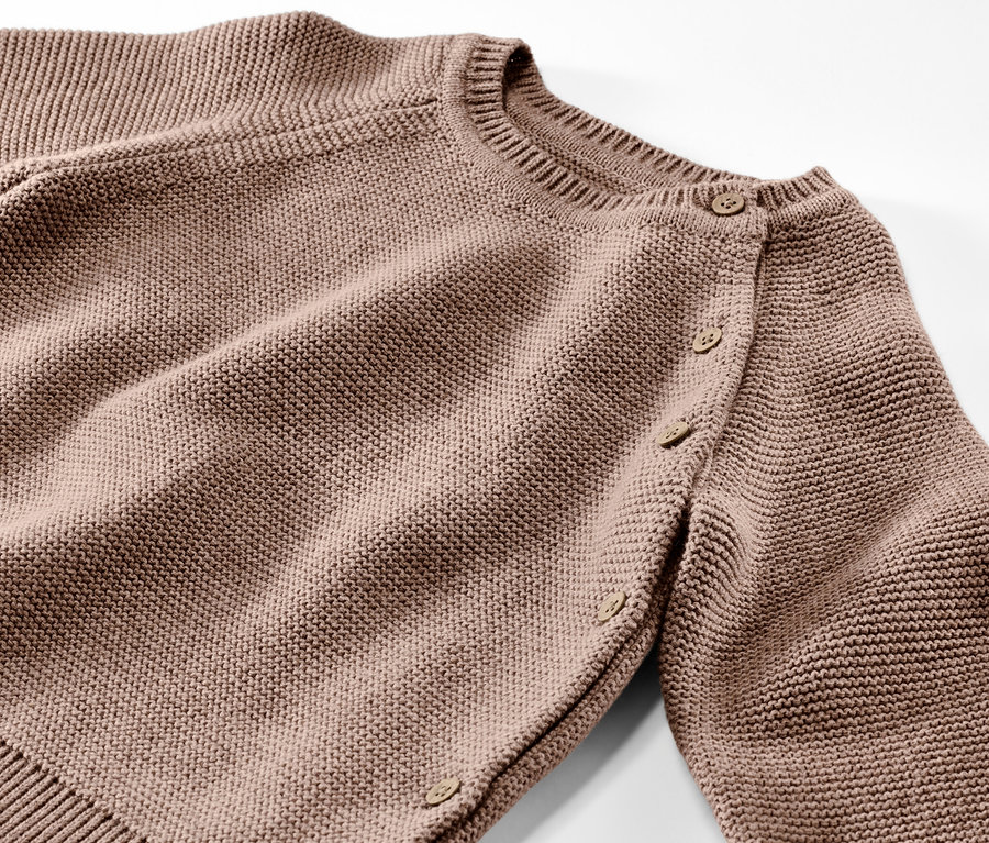 Braune Baby-Strickkombi mit Knöpfen.