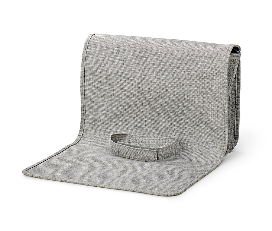Grauer Bett-und-Couchorganizer auf weißem Hintergrund.