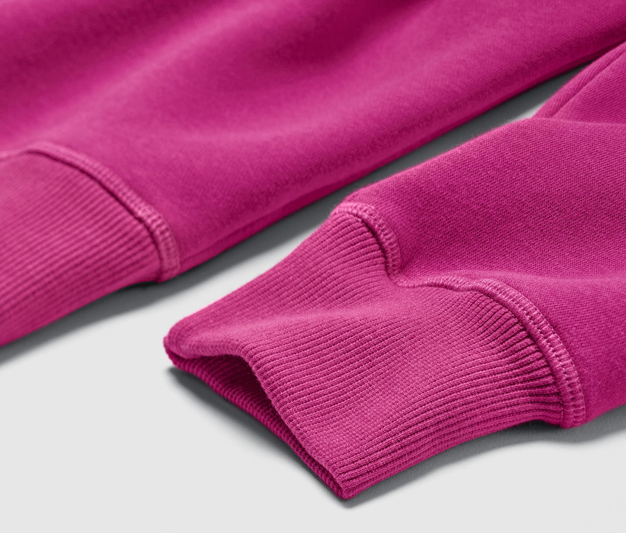Detailansicht eines lila Sweatpullovers mit Kapuze.