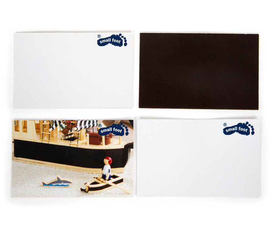 Vier Postkarten mit dem Small Foot Logo. Eine mit einem hölzernen Puppenhaus, eine schwarze und zwei weiße.