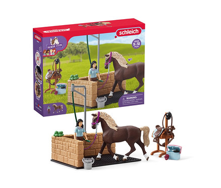Ein braunes Pferd mit blonder Mähne steht an einem Waschplatz von Schleich Horse Club.