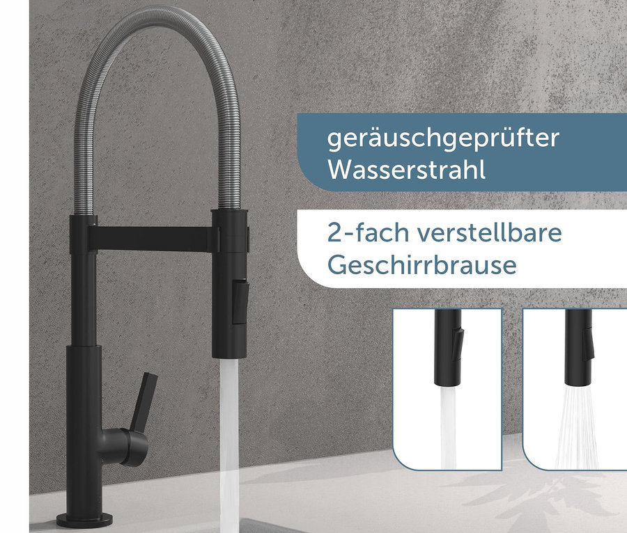 Wasser fließt aus der chromschwarzen SCHÜTTE-Spiralfeder-Spültischarmatur »Miami«.