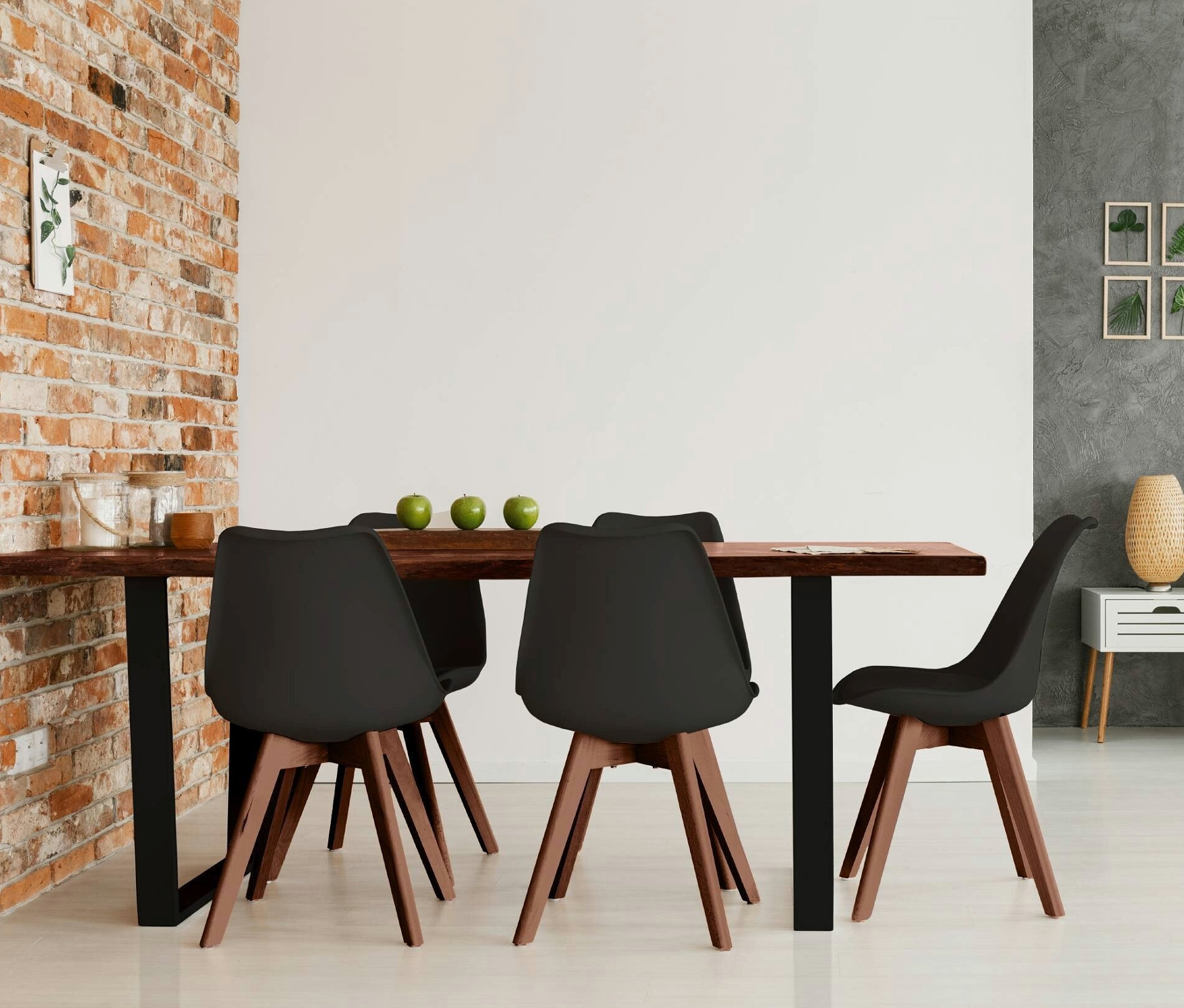 Vier schwarze Stühle stehen an einem braunen Eglo Tisch Akazie dunkel, 180 cm.