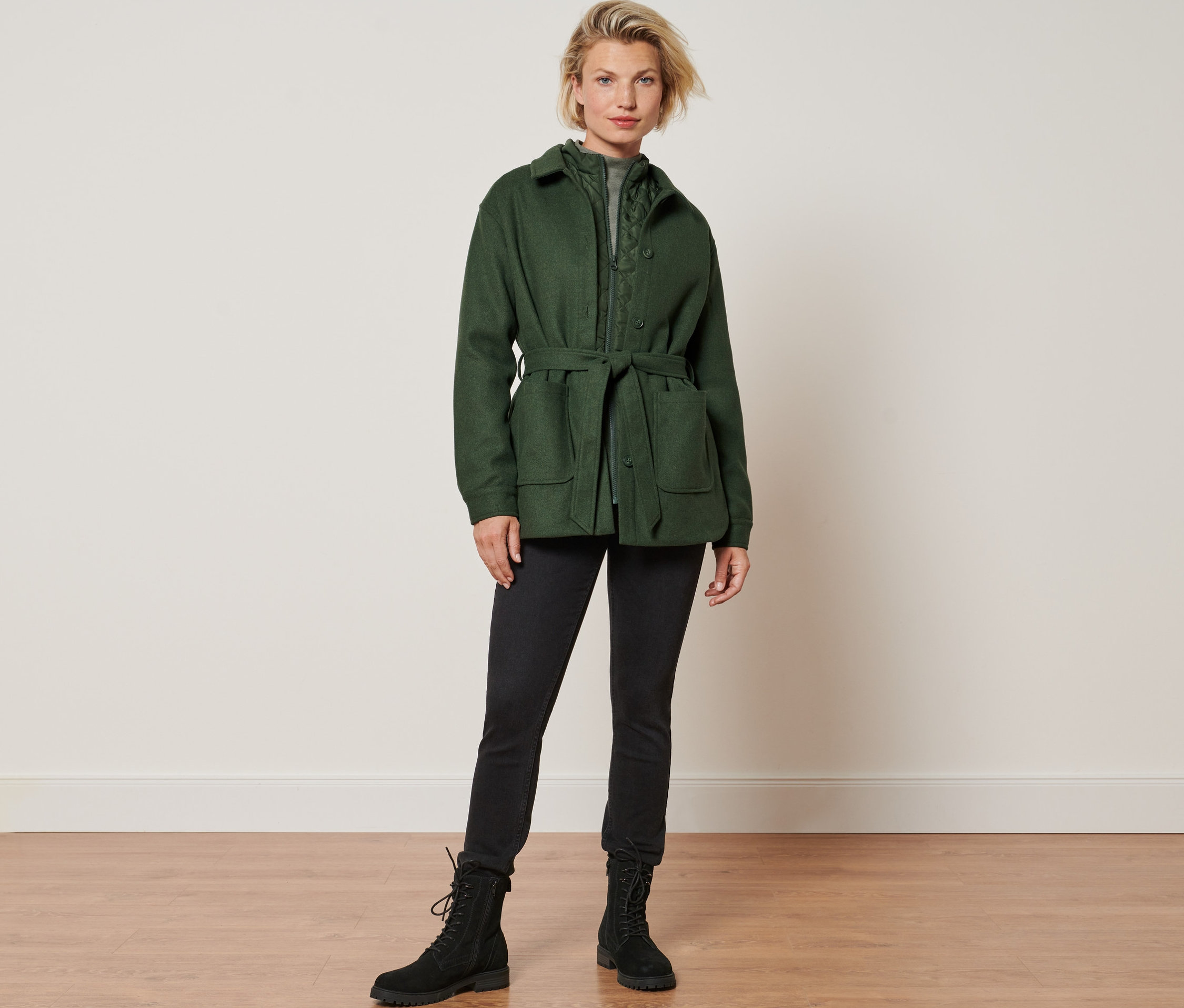 Frau steht und trägt eine 3-in-1-Jacke.