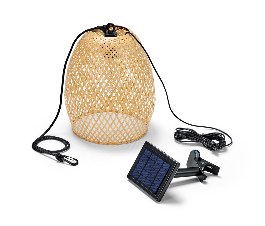 Solar-Filament-Hängeleuchte mit geflochtenem Schirm, Solarpanel und Kabel.