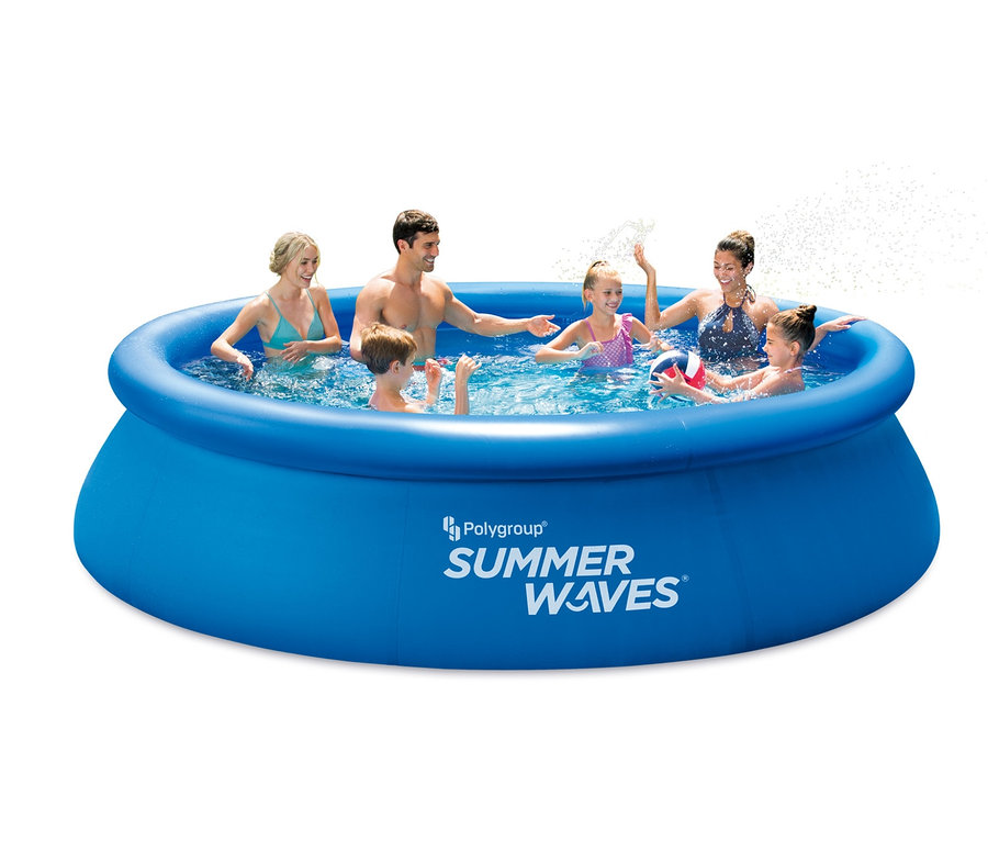 Eine Gruppe von Personen spielt im blauen Summer Waves Rundpool, Ø ca. 366 cm.