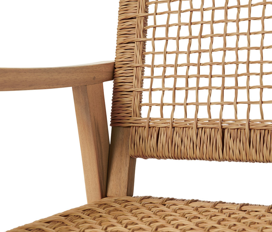 Detailansicht eines Schaukelsessels mit Polyrattangeflecht.