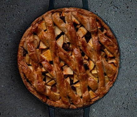 Apfelkuchen mit Gittermuster in einer COMBEKK Gusseisen-Servierpfanne »Sous-Chef«.