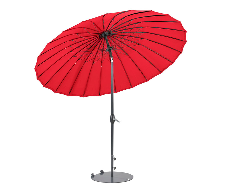 Ein roter Sonnenschirm steht auf einem flachen, grauen Leco Sonnenschirmständer Ø 60 cm mit Rollen.