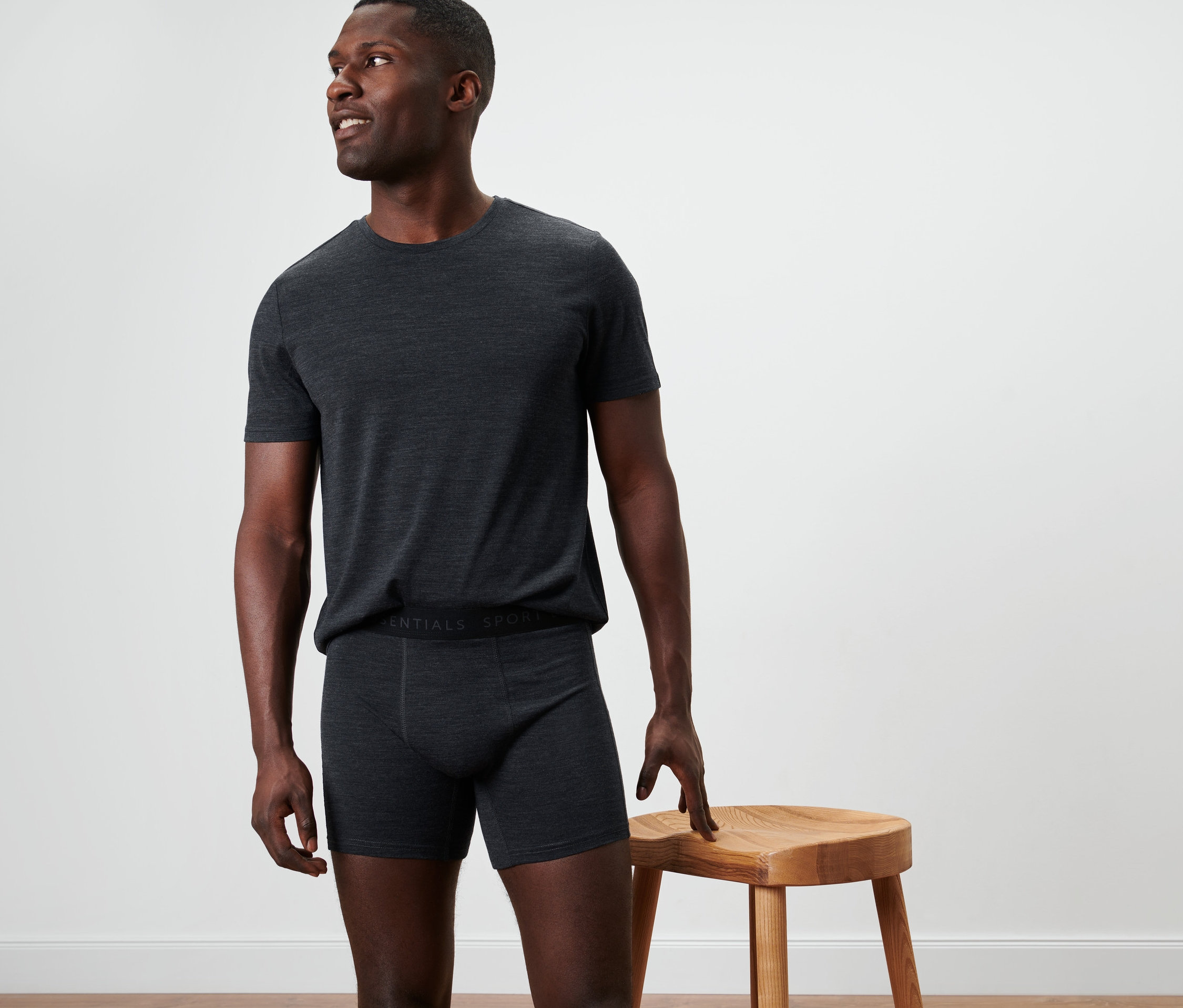 Ein Mann posiert in blauen 2 Slipboxer mit Merinowolle und T-Shirt.