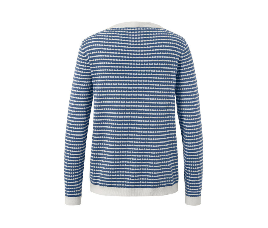 Detailansicht der Rückseite eines gestreiften Feinstrickpullovers.