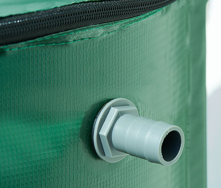 Detail einer grünen, faltbaren Regentonne mit schwarzem Reißverschluss und grauem Auslass.