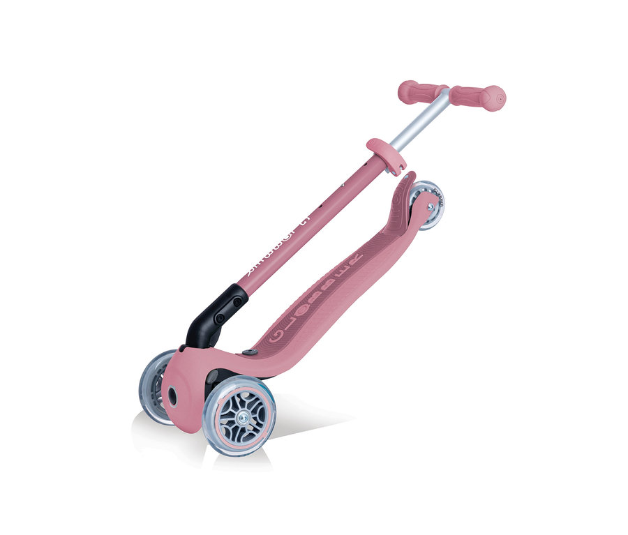 Nahaufnahme eines pinken GLOBBER Rollers »GO-UP Foldable Plus Eco«.