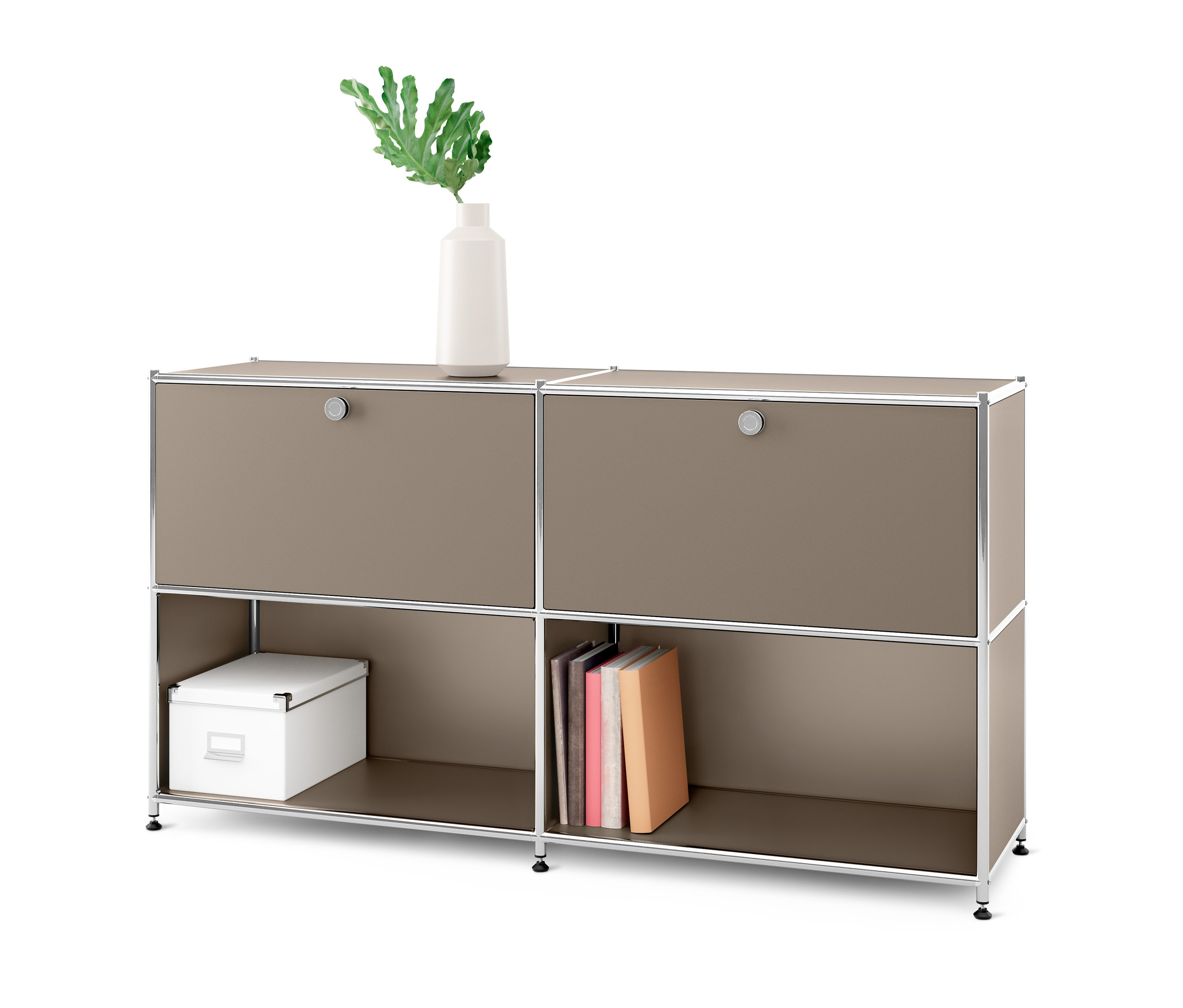 Taupefarbenes Sideboard Metall »CN3« mit 2 versetzbaren Klappenfächern. Oben Vase mit Pflanze, unten Bücher und eine weiße Kiste.