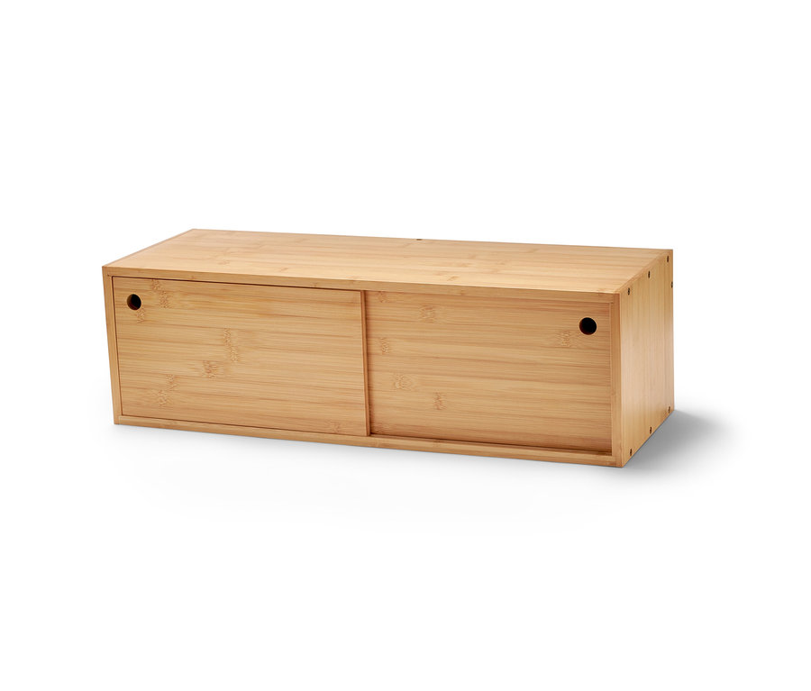 Helles Holz Wandregal mit Schiebetüren.