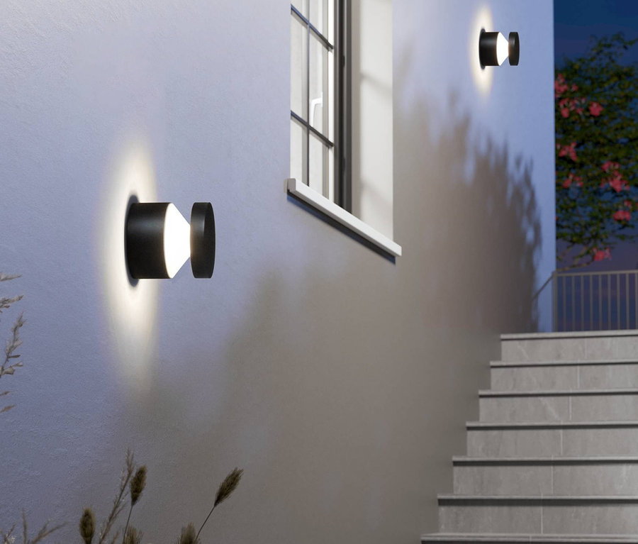 Zwei Eglo LED-Außenwandleuchten »Melzo« an einer Wand neben einer Treppe.