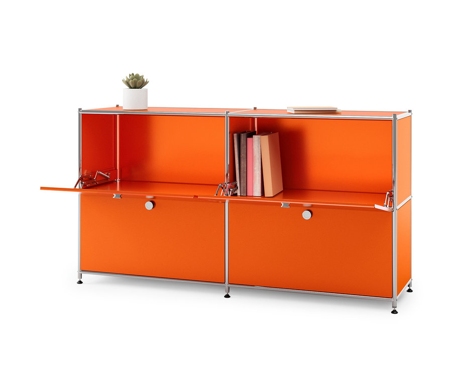 Orangefarbenes Sideboard Metall »CN3« mit 4 Klappenfächern, auf der Oberseite des Schranks befinden sich eine Topfpflanze und Bücher.