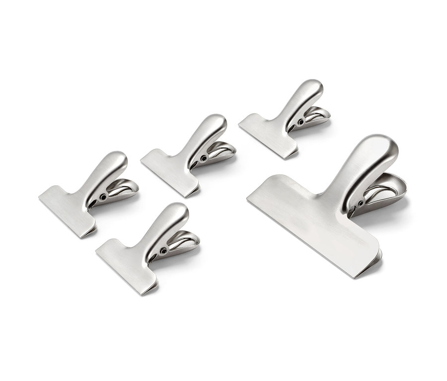 Fünf Edelstahl- Aromaclips liegen auf einem weißen Hintergrund.