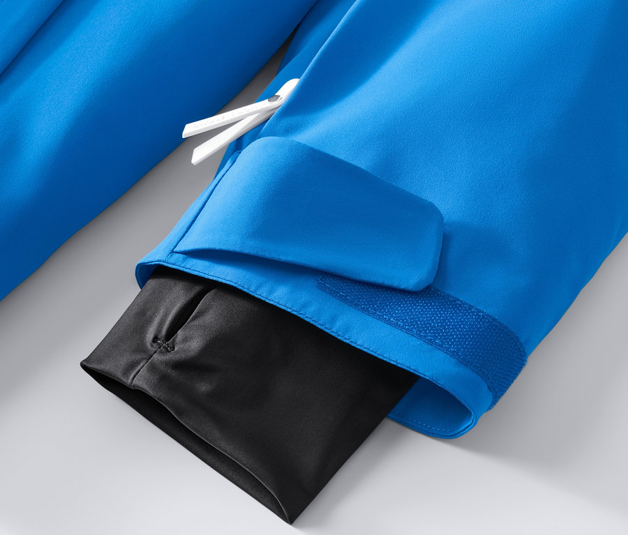 Detailansicht einer blauen High-Tech-Skijacke.