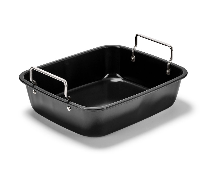 Ein schwarzer XL-Edelstahl-Bräter mit Rost.