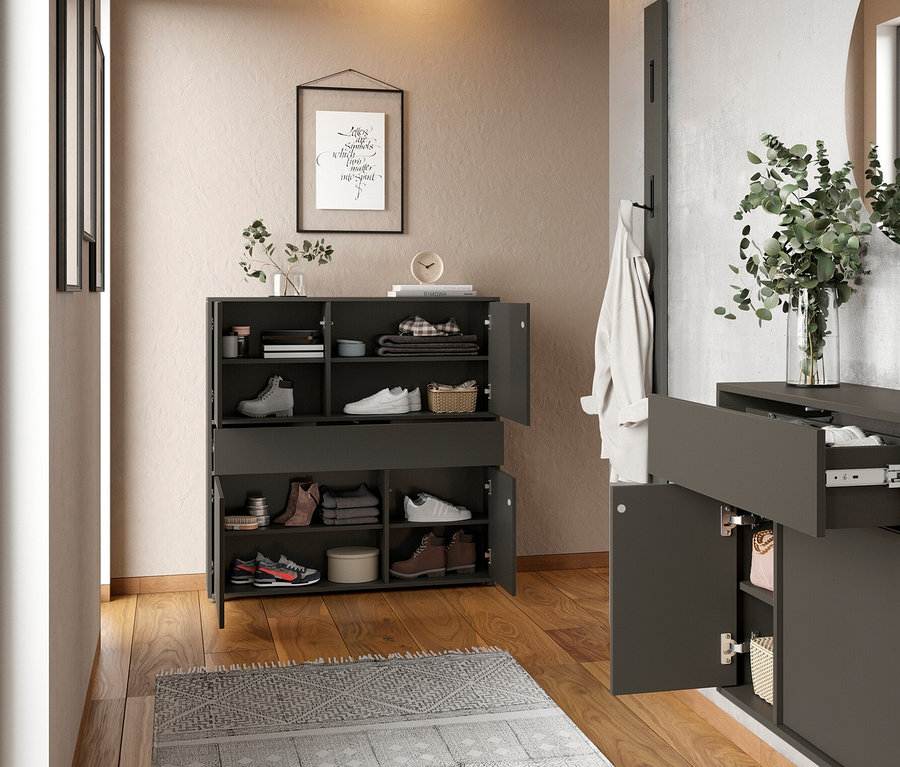 Eingangsbereich mit Schuhschrank und Spiegel. Der Schuhschrank hat offene Türen und Schubladen. Ameca Mehrzweckschrank mit 4 Türen und einer Schublade