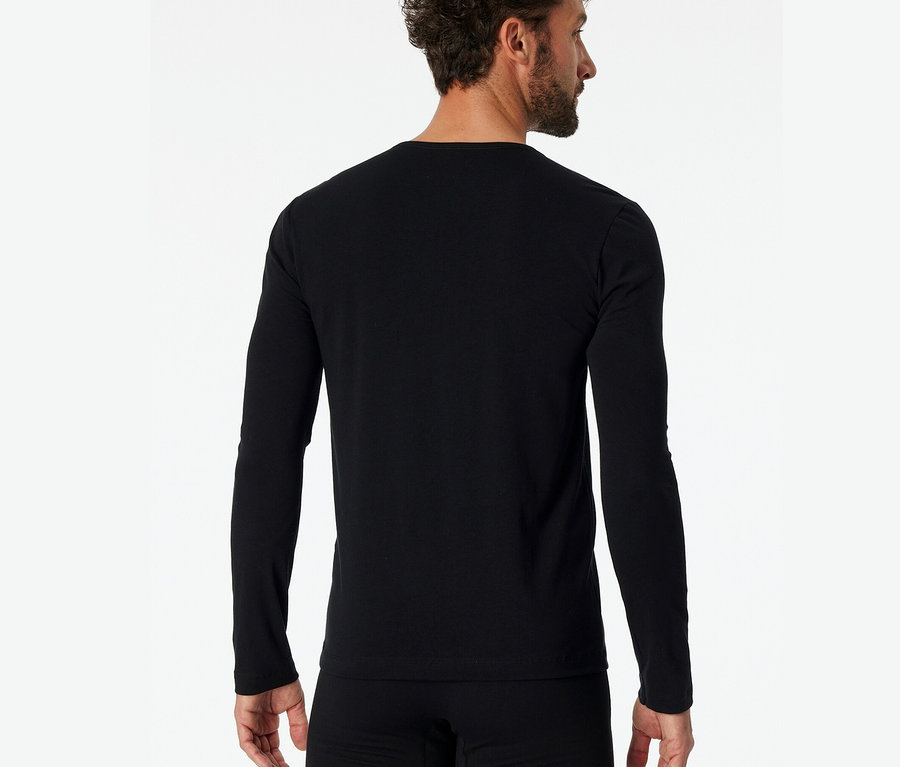 Mann von hinten trägt ein schwarzes SCHIESSER Langarmshirt mit Bio-Baumwolle.