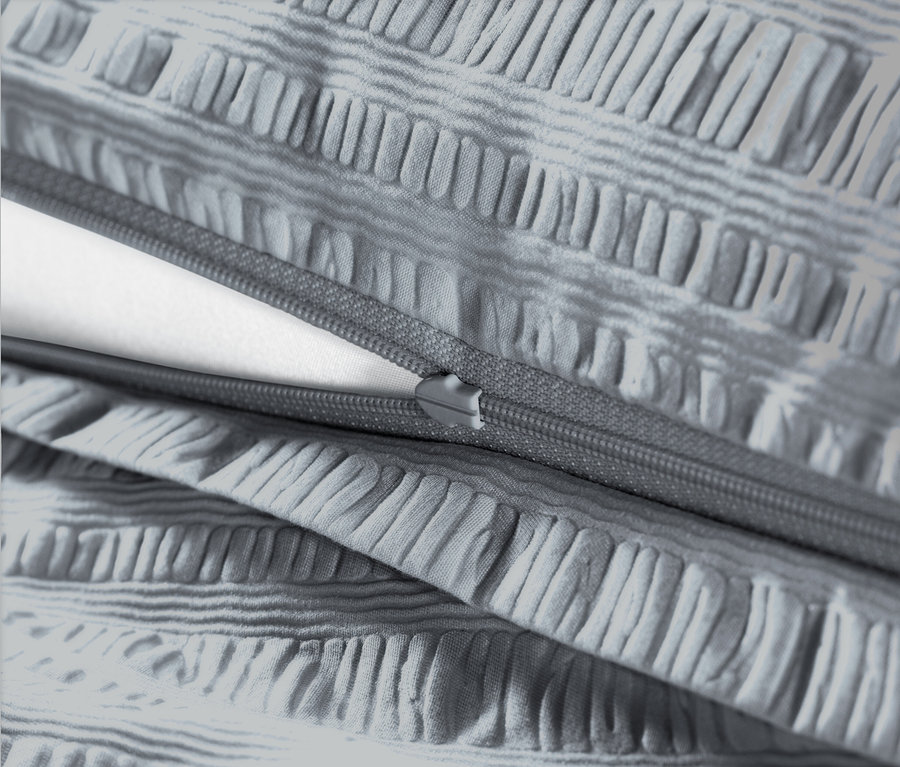 Detailansicht von grauer Seersucker-Bettwäsche in Normalgröße und Übergröße mit Reißverschluss.