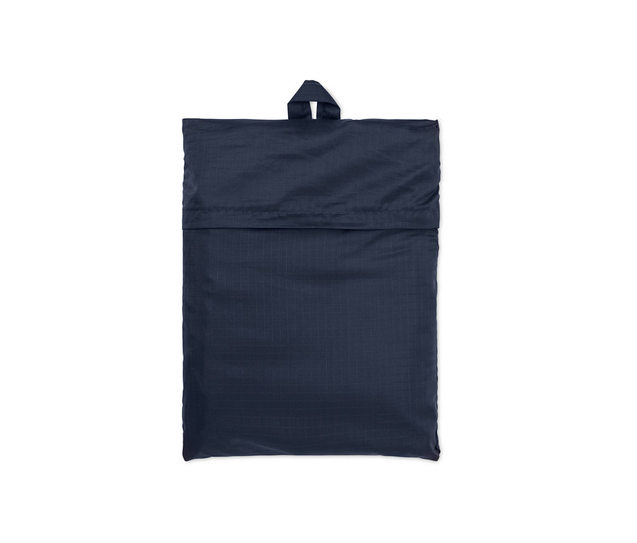 Dunkelblaue Hülle mit Griff oben.