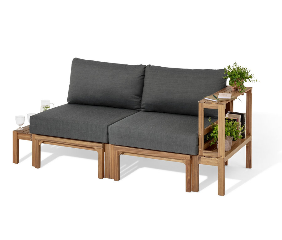 Detailaufnahme einer flexiblen Lounge-Ecke »Tinus« mit ausziehbaren Fußlehnen, ergänzt durch Gläser und Pflanzen.